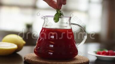特写一个有热水和花红茶的茶壶，动作慢.. 一只手正在木器上用茶壶装饰茶